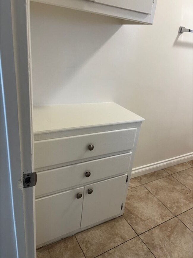 Building Photo - Spacious 1-Bedroom Apartment in Van Nuys – Second floor