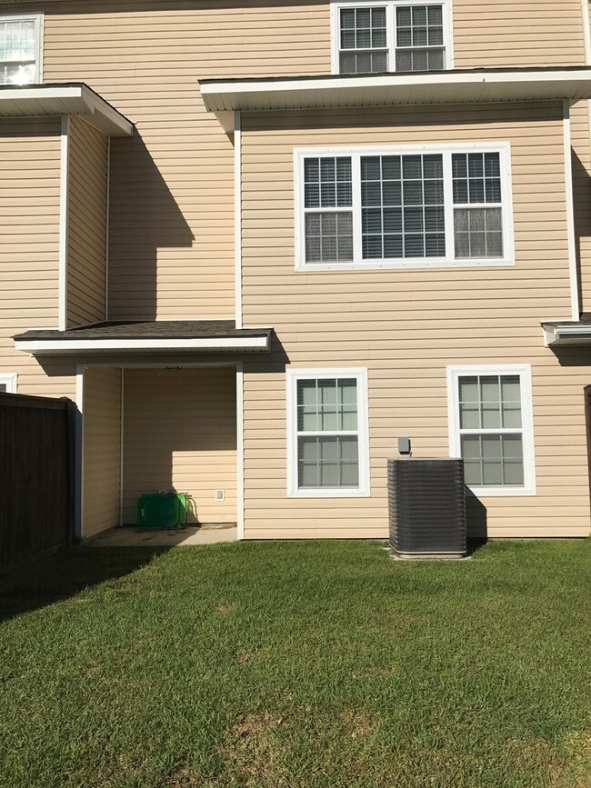 Building Photo - Beautiful Townhome Located in Ashley Park!