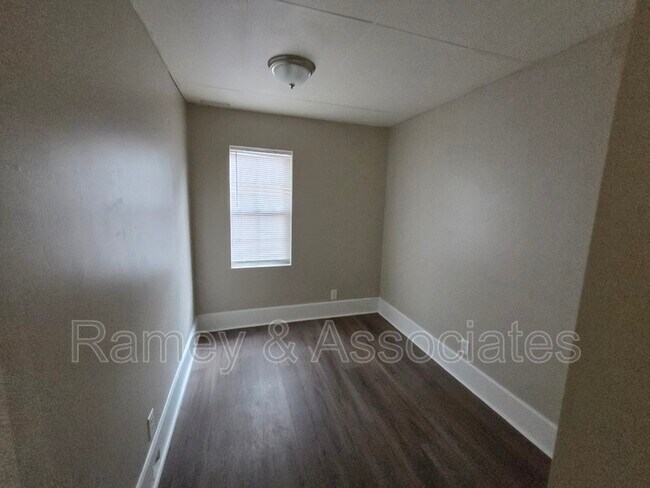 Building Photo - 2402 Rowan St