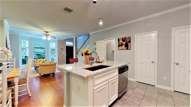 Building Photo - 2104 Gillette St