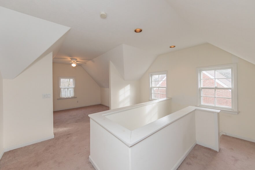Building Photo - 4040 Ardmore Rd