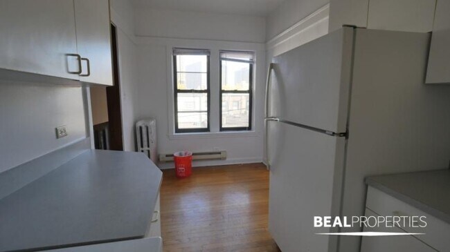 Building Photo - 1 bedroom in CHICAGO IL 60613