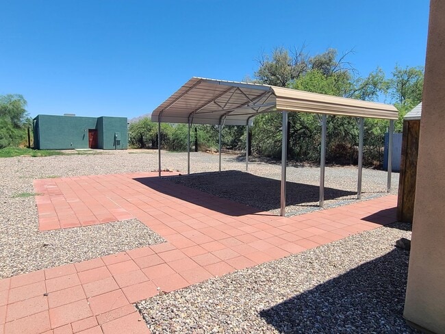 Building Photo - Beautiful 3 bedroom 2 bathroom with washer...