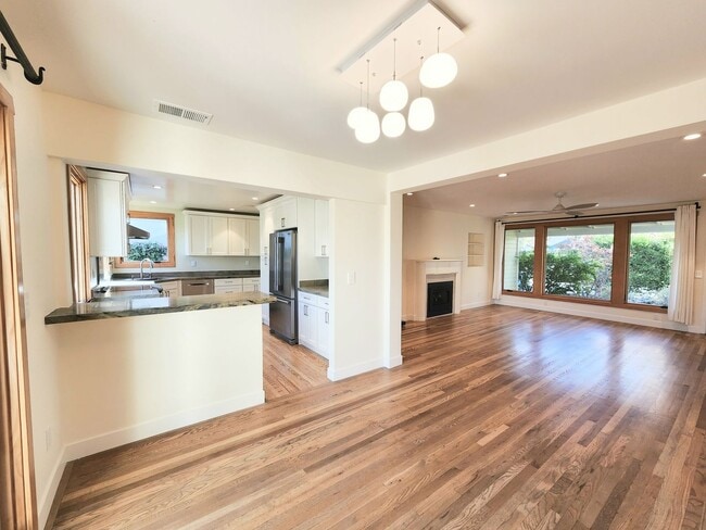 Building Photo - Two bedroom house in Redwood City