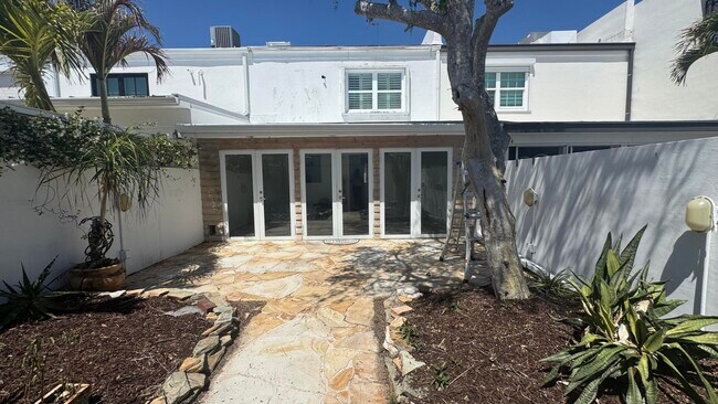 Building Photo - 2704 Cardinal Dr