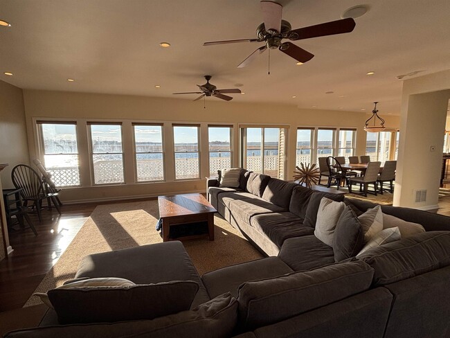 Building Photo - 802 N Harvard Ave