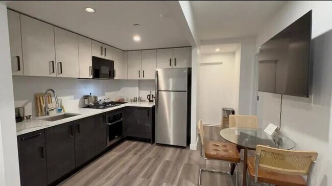 Building Photo - Furnished room/NOT APARTMENT