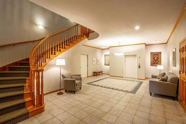 Foyer, Elevator - 5418 Old Middleton Rd