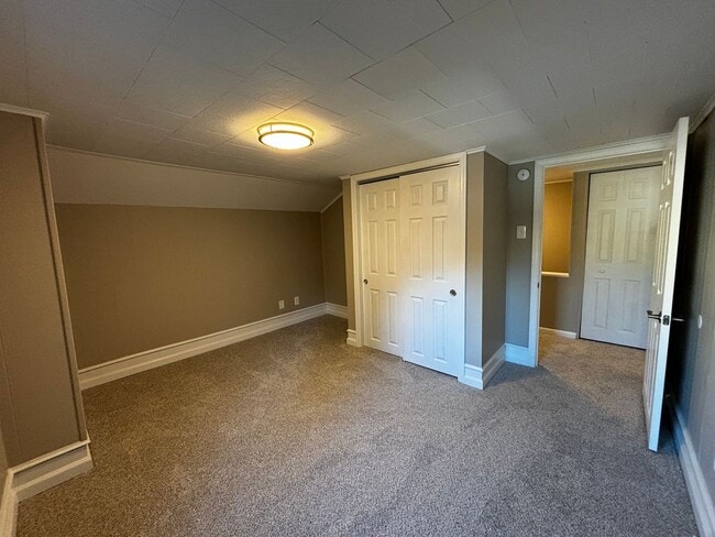Building Photo - Newly remodeled 3+ bedroom
