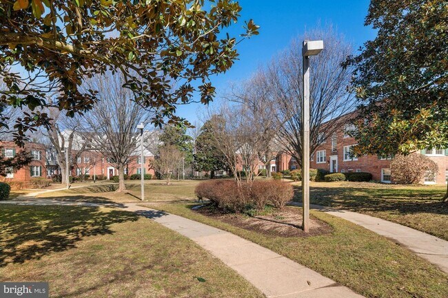 Building Photo - 1817 Queens Ln