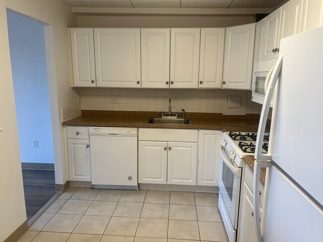 Building Photo - 1 Pond St