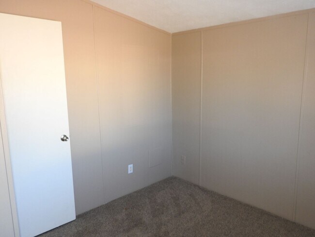 Building Photo - Large double lot with three bedroom manufa...