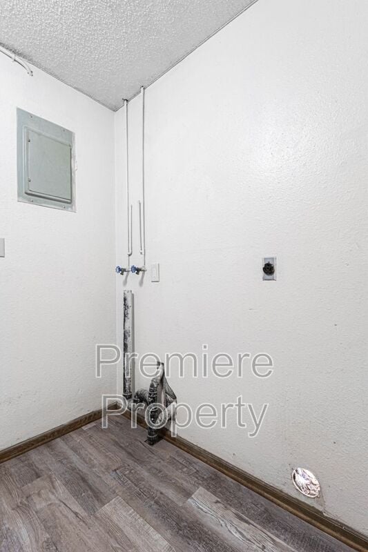 Building Photo - 9130 E 85th St