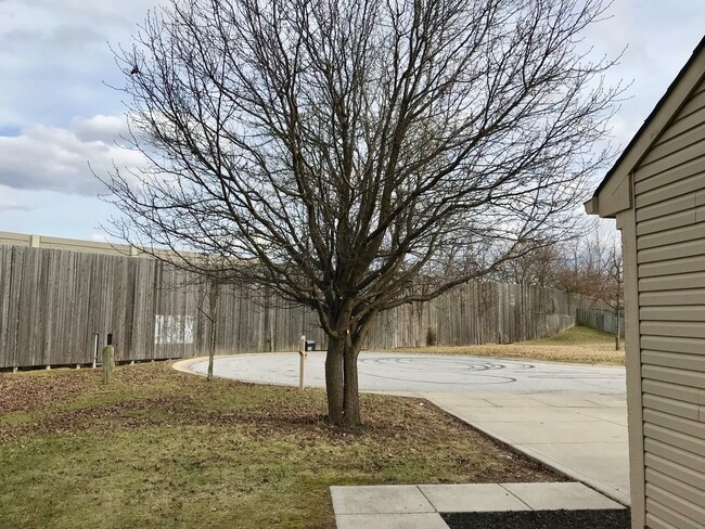 Building Photo - 4 Bedroom 2.5 Bathroom Two Story Brick Front Home in Pike Township!