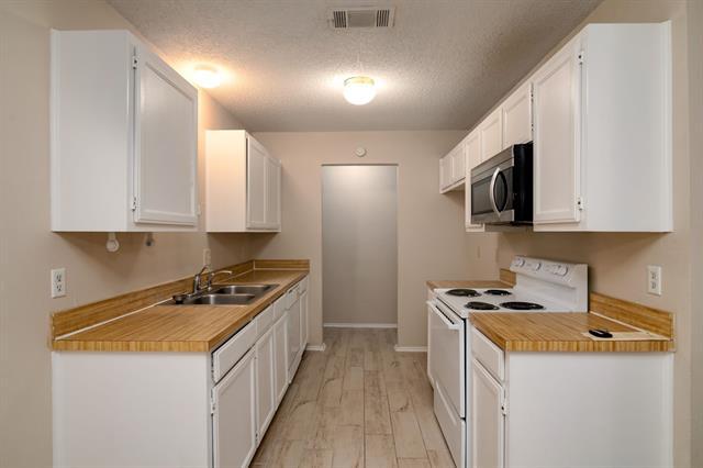 Building Photo - 6631 Parkview Ln