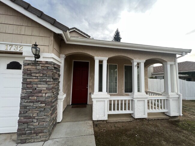 Building Photo - North Merced: 5 bedroom 3 bathroom 2 story...