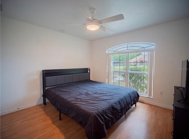 Building Photo - 720 NW Zack Dr