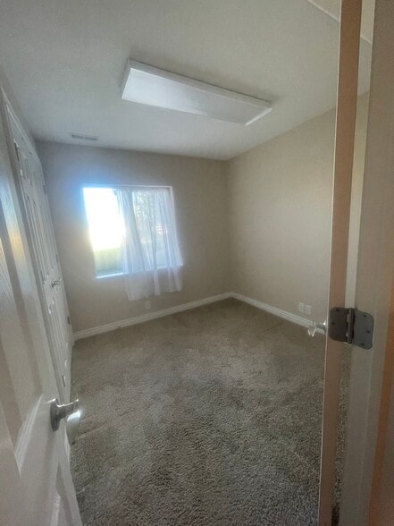 Building Photo - 143 E Box Elder Dr