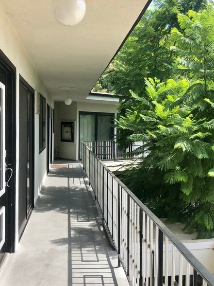Building Photo - 2520 North Beachwood Drive