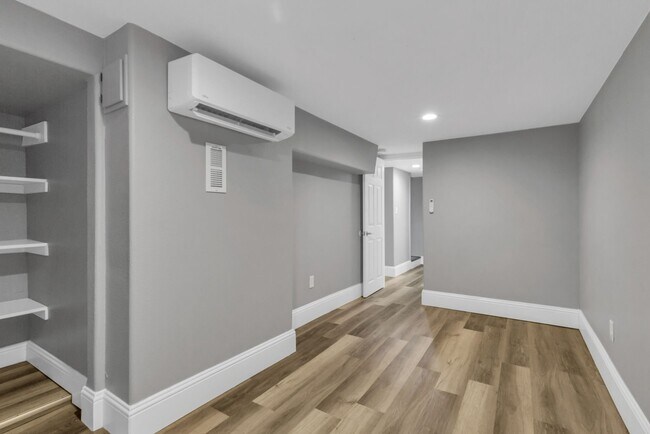 Building Photo - 1609 10th Ave