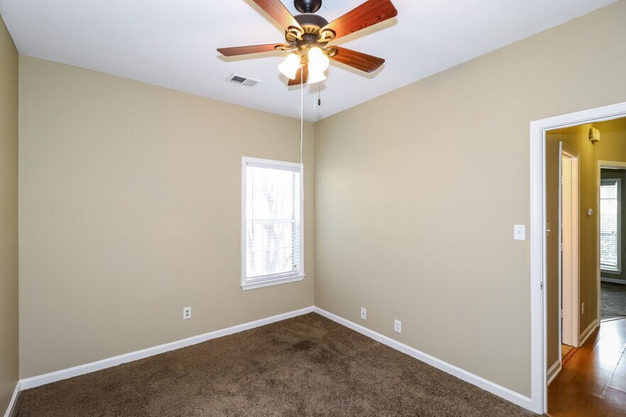 Building Photo - 8170 Timber Knoll Ln