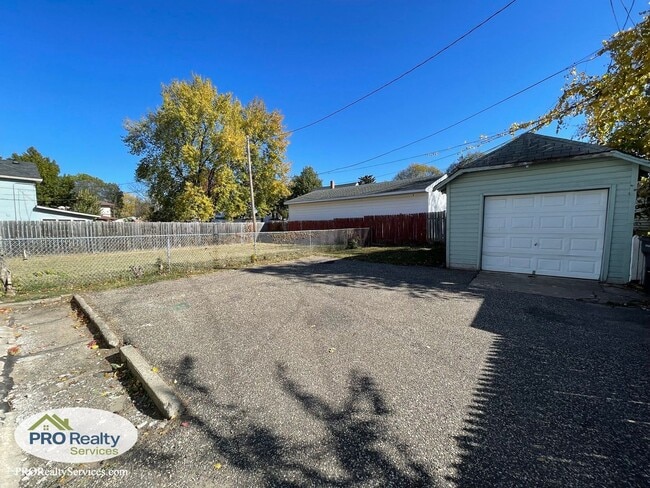 Building Photo - 3 Bedroom Plus Den Home