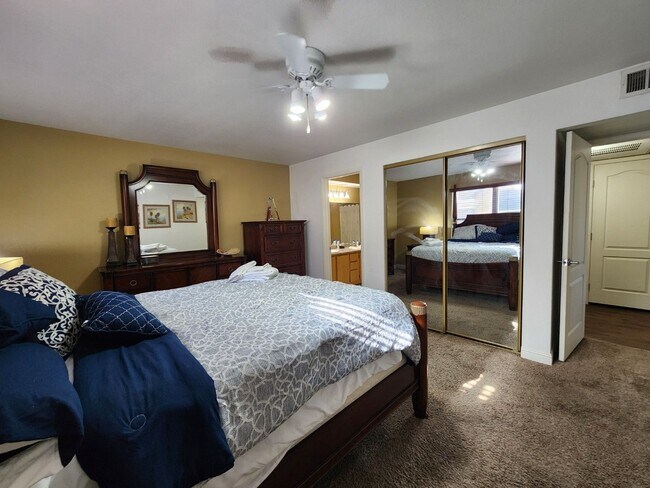 Building Photo - Gated 2 Bedroom Condo - Furnished