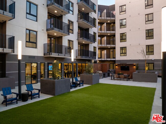 Building Photo - 201 N La Brea Ave