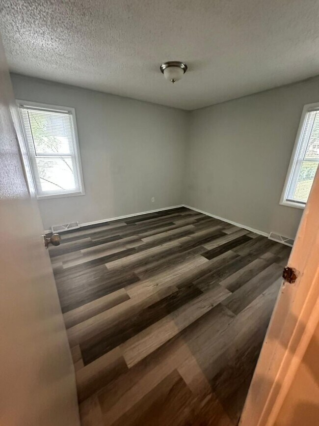 Building Photo - 4 bedroom 2 bath