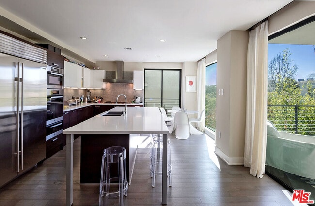 Building Photo - 432 N Oakhurst Dr