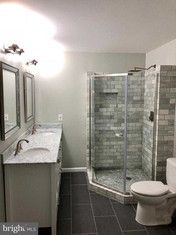 Building Photo - 8605 Pin Oak Dr