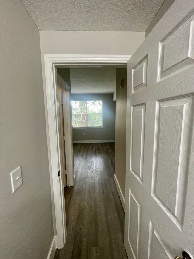 Building Photo - 1 Bedroom / 1 Bath Condo in Gated Community.
