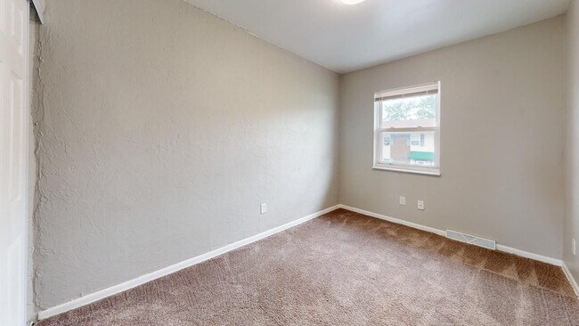 Building Photo - 3 Bedroom/1 bathroom renovated townhouse.