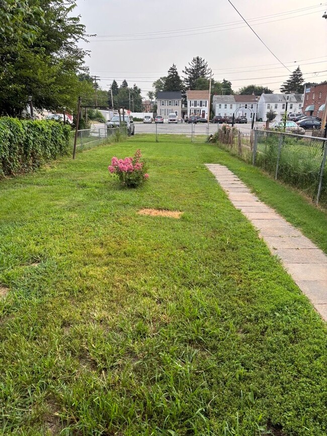 Building Photo - House for rent in York City!