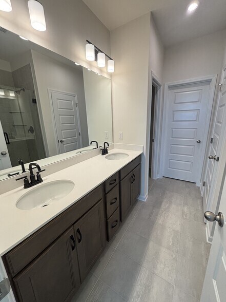 Building Photo - 607 Club View Way