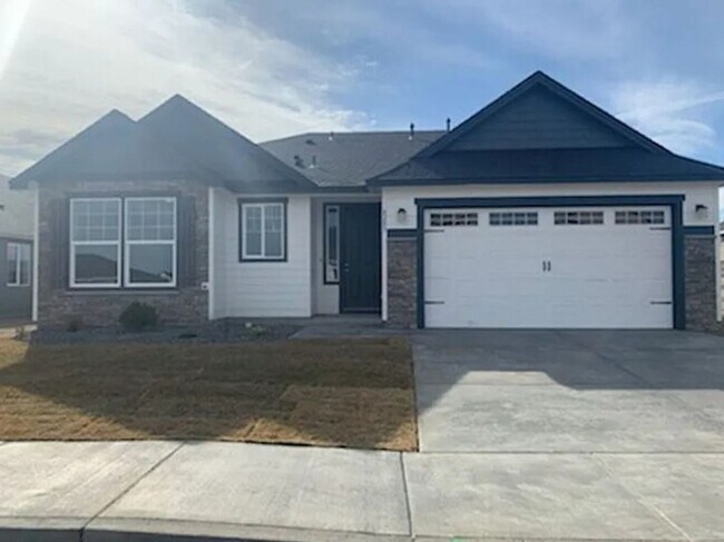 Primary Photo - Charming 3-Bedroom, 2-Bath Home with Spaci...