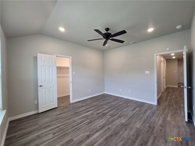 Building Photo - 523 Lost Trl
