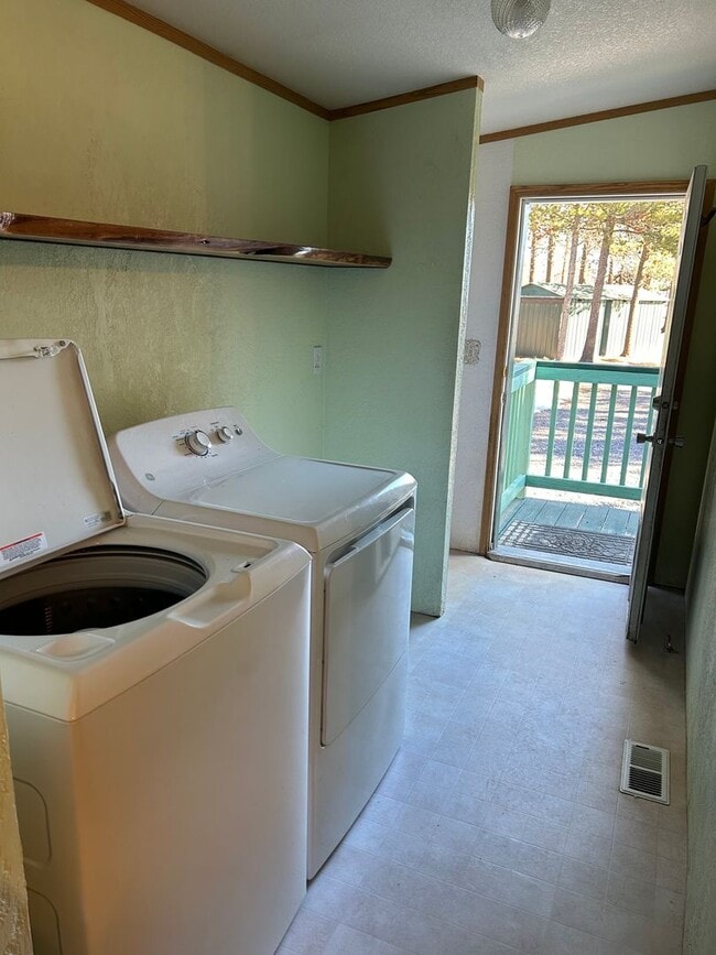 Building Photo - Cute Home Close to Everything