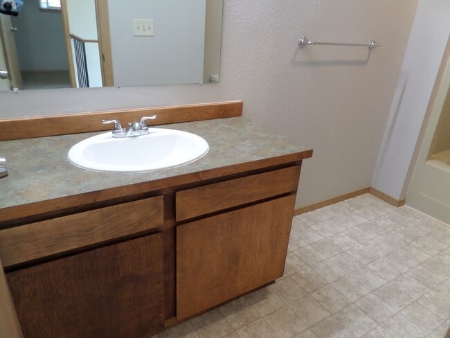 Building Photo - Super Cute 3 Bedroom Duplex with Fenced Ba...