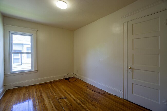 Building Photo - 3 Bedroom Apartment Close to Campus - 8/1/26