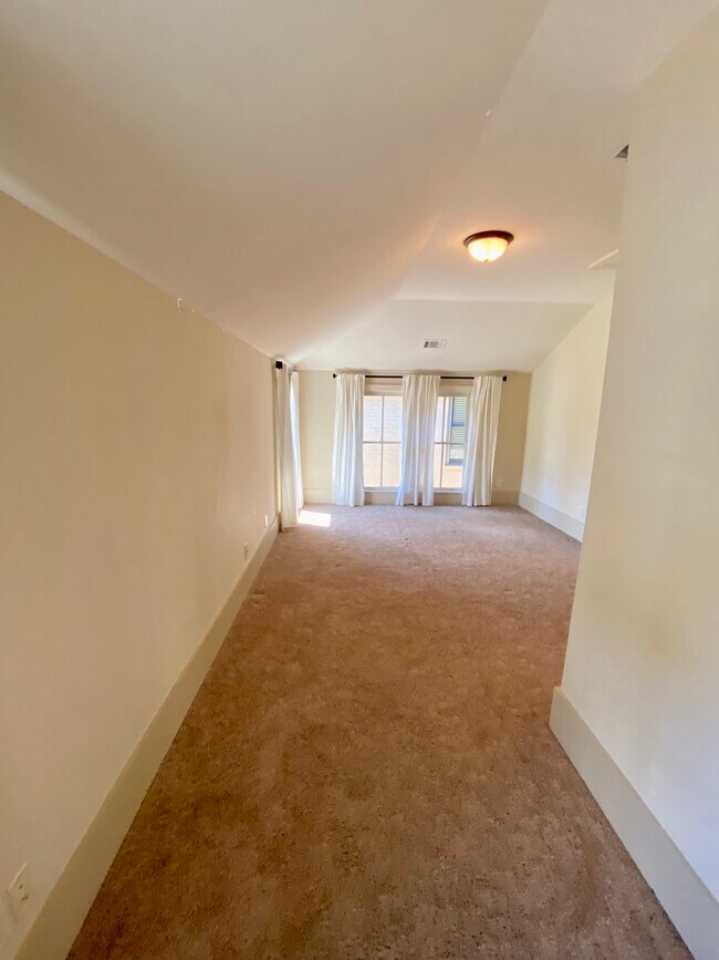 Building Photo - 975 N Ormewood Park Dr SE