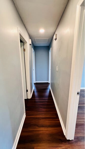 Building Photo - 2141 Robin Hood Ct