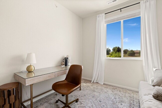 Building Photo - Newer 2bd condo in neighborhood w/ pool