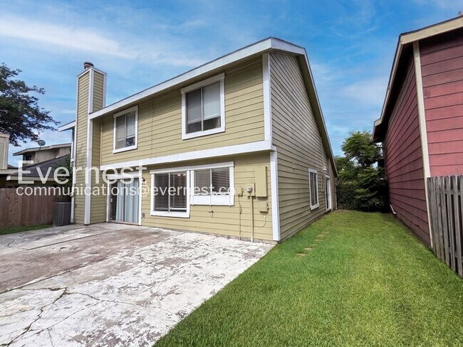 Building Photo - 4 Bed, 2.5 Bath with Fenced Yard & Garage / Pet-Friendly / Available Now!