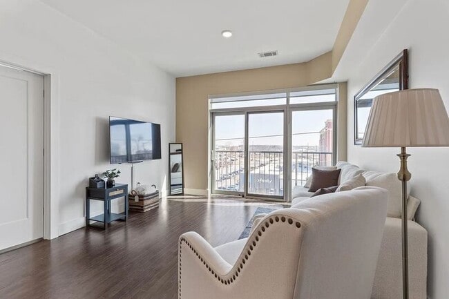 Building Photo - 2407 8th Ave S