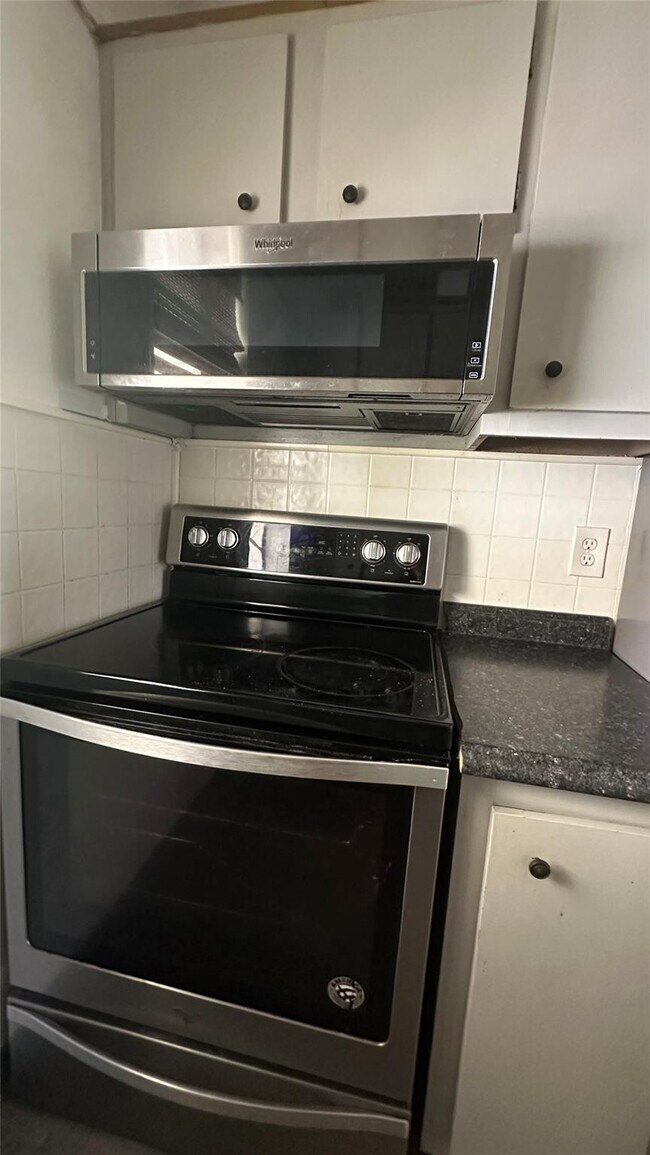 Building Photo - 4163 SW 67th Ave