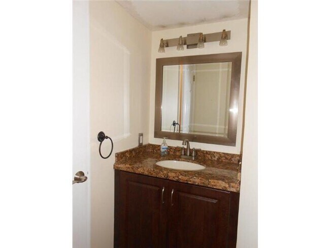 Building Photo - Updated 2 Bed/2 Bath Condo with Screened P...