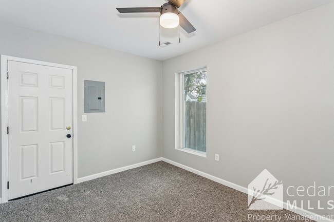 Building Photo - Centrally Located 3 Bedroom