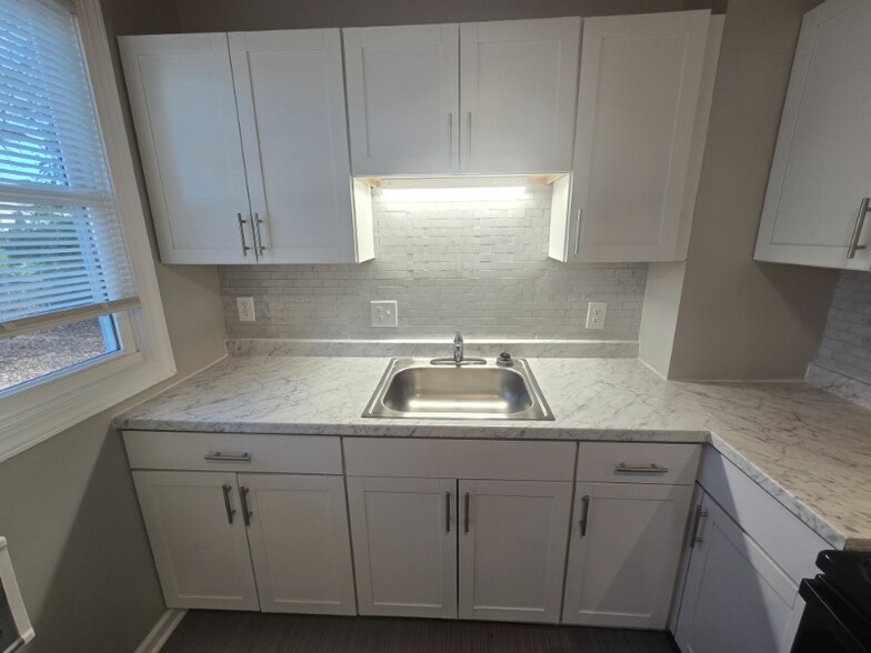 Building Photo - 1112 E 16th St