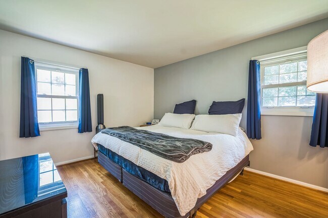 Building Photo - Charming 4 Bedroom Brick Home - Ideal Loca...